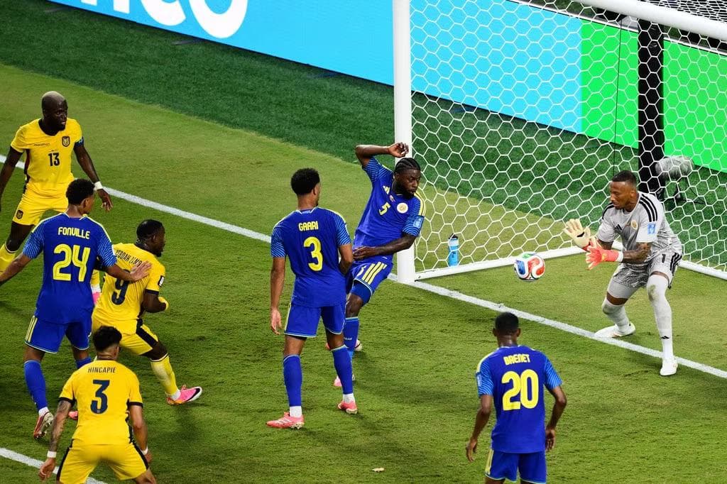 Thủ môn từng đối đầu Công Phượng, Quang Hải gây sốt World Cup - 2