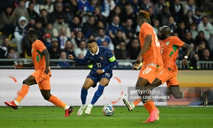 Mbappe bị hàng thủ Bờ Biển Ngà phong tỏa