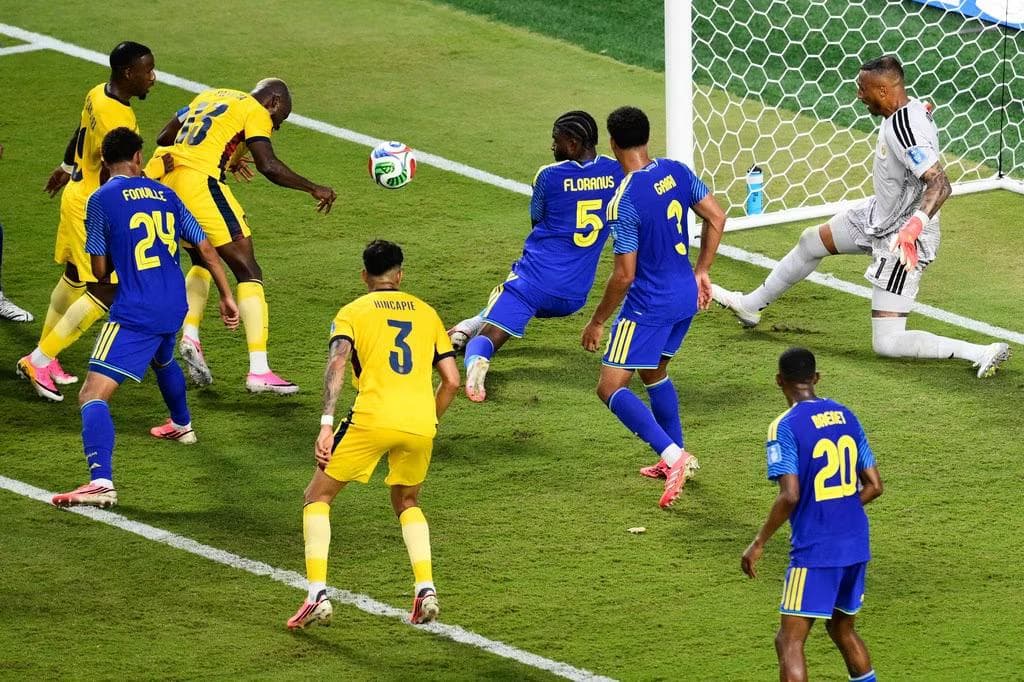 Thủ môn từng đối đầu Công Phượng, Quang Hải gây sốt World Cup - 5