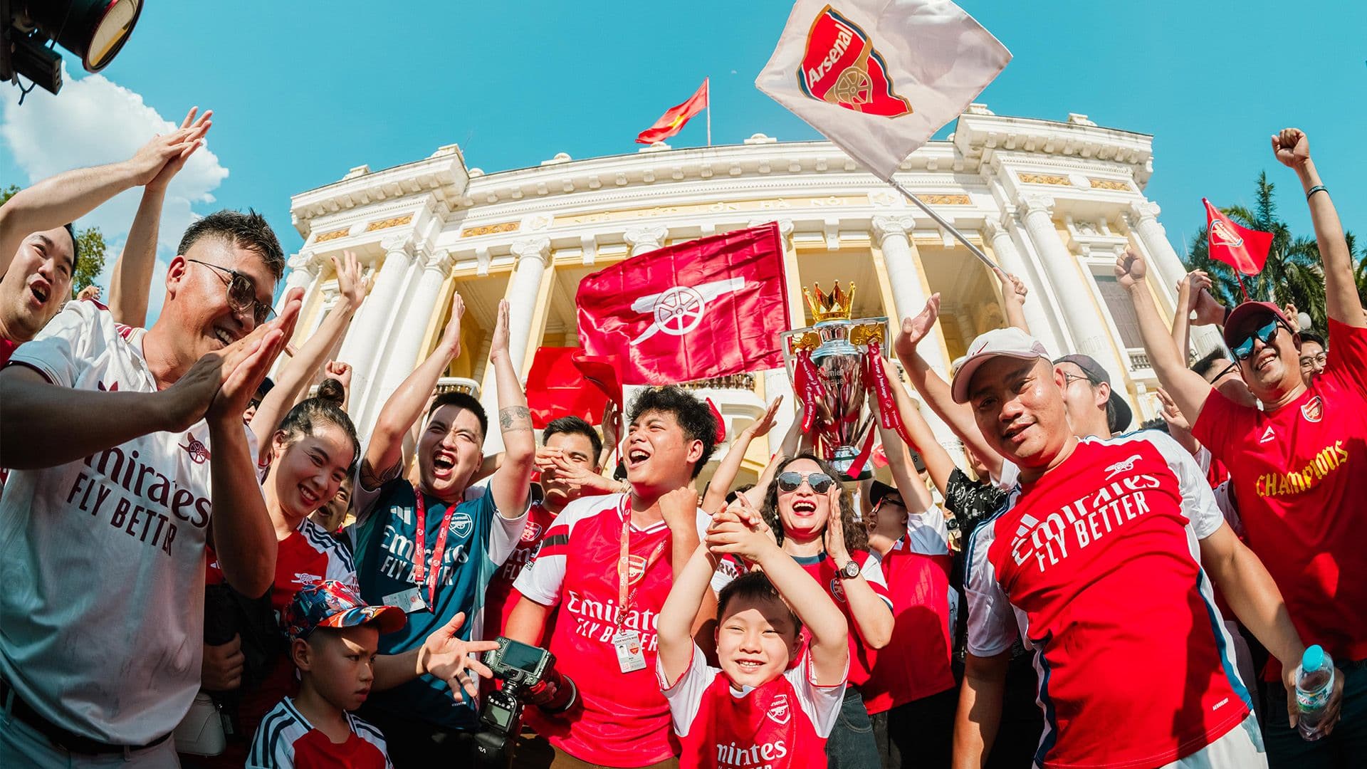 FPT Play và fan Arsenal ăn mừng cúp vô địch Ngoại Hạng Anh