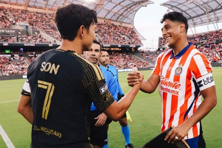 Son Heung Min và Luis Romo, đội trưởng của 2 đội