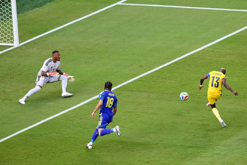 Thủ môn từng đối đầu Công Phượng, Quang Hải gây sốt World Cup - 4