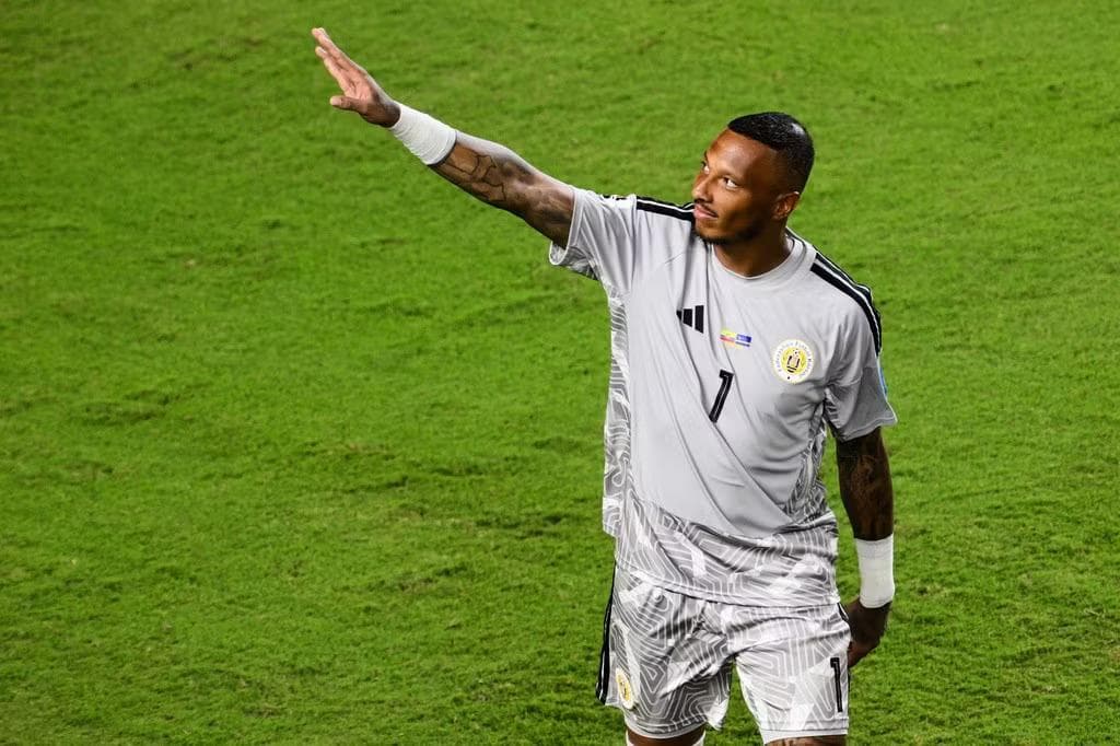 Thủ môn từng đối đầu Công Phượng, Quang Hải gây sốt World Cup - 1