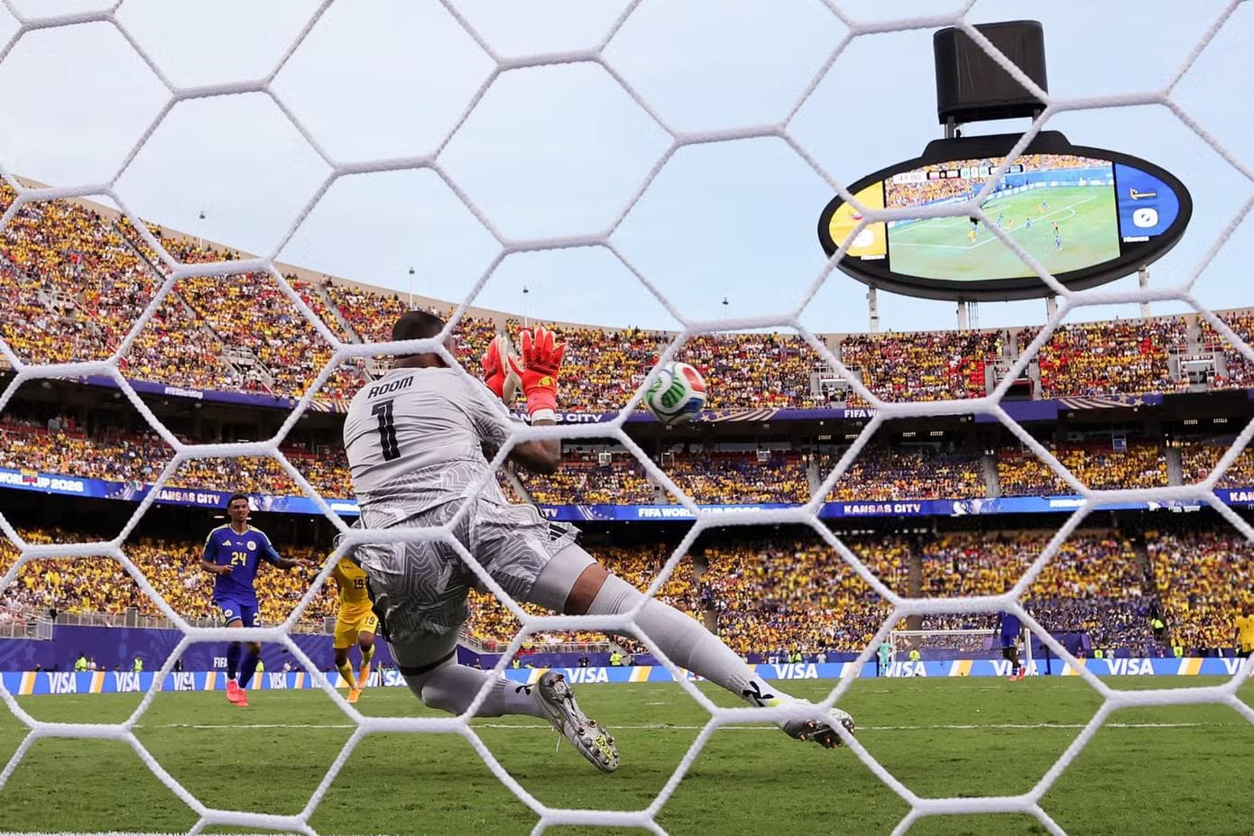 Thủ môn từng đối đầu Công Phượng, Quang Hải gây sốt World Cup - 7