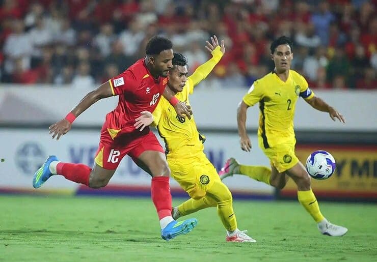 ĐT Việt Nam (áo đỏ) có lợi thế đối đầu trước Malaysia