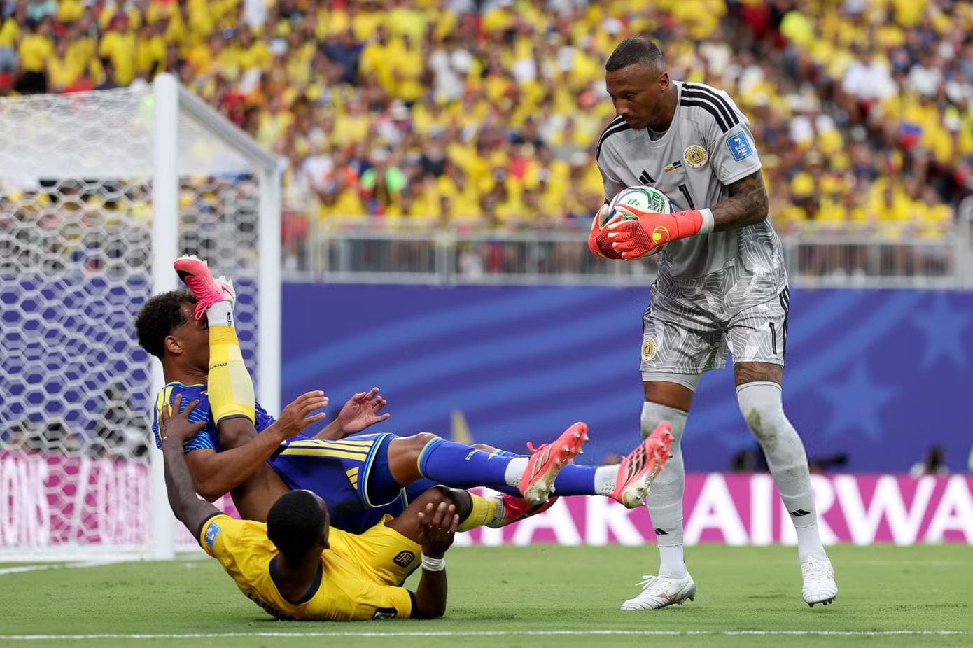 Thủ môn từng đối đầu Công Phượng, Quang Hải gây sốt World Cup - 8