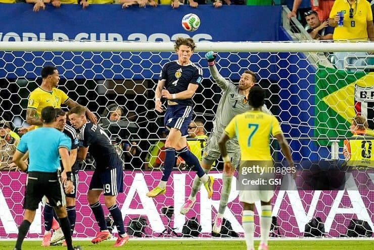 Angus Gunn có màn thể hiện tốt ở World Cup