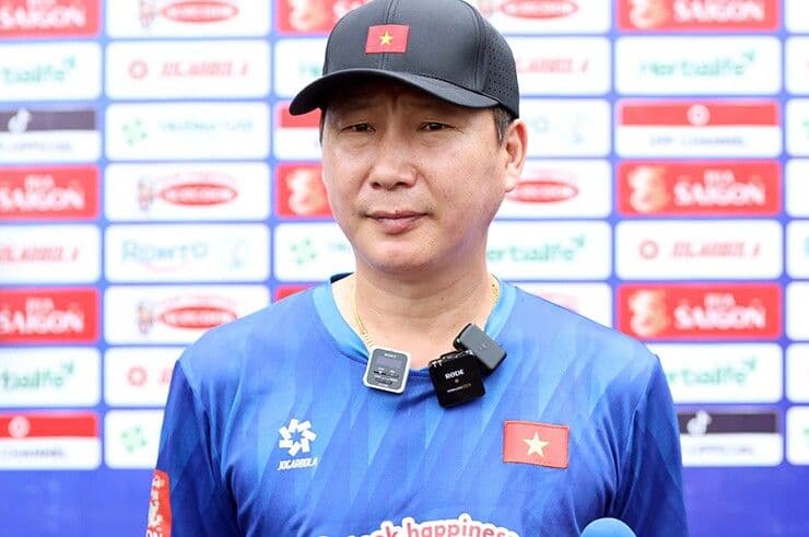 HLV Kim Sang Sik trả lời phỏng vấn sáng ngày 1/7.